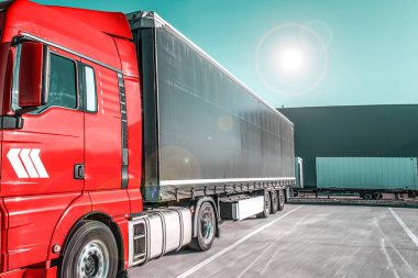 Avrupa yollarında bir kamyon. Lojistik ve ulaşım