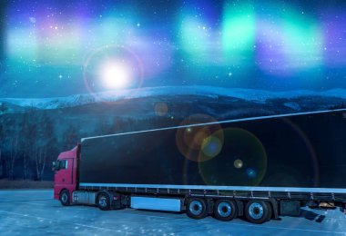 Geceleyin karlı bir arazinin arka planında bir kamyonet. Kamyon kutup ışıklarının arka planında