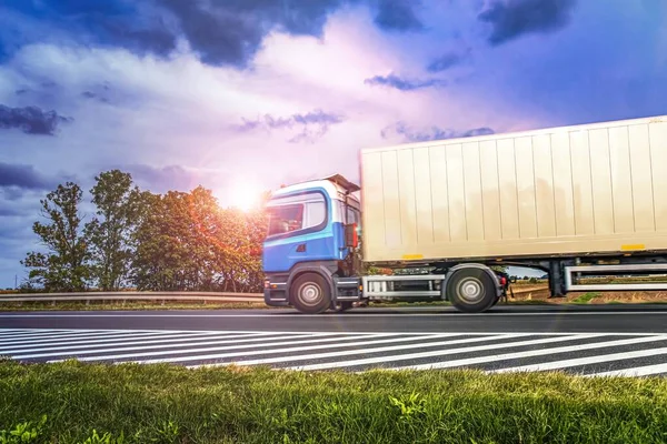 Κίνηση Θολή Φορτηγά Στην Εθνική Οδό Logistics Και Μεταφορές — Φωτογραφία Αρχείου