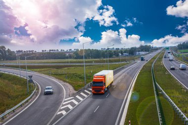 Avrupa yollarında bir kamyon. Lojistik ve ulaşım