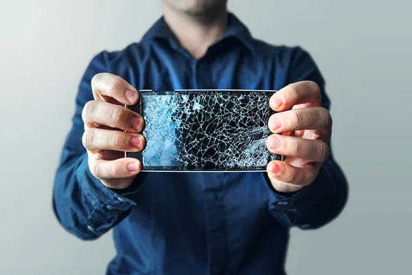 Barbudo Hombre Molesto Sostiene Una Tableta Teléfono Inteligente Fuera Uso — Foto de Stock