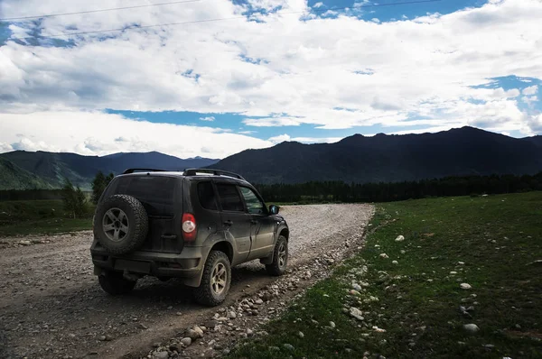 Offroad Autó Fogalma Hegyek Suv Előtérben Kavics Útközben — Stock Fotó