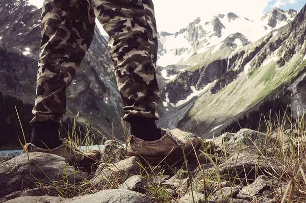 Excursionistas Van Largo Cordillera Turista Piernas Zapatillas Deporte Caminando Sobre — Foto de Stock