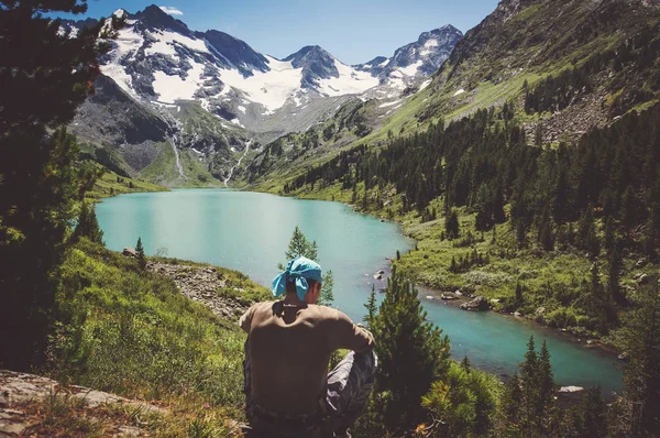 Hombre Relajante Solo Viajar Sano Estilo Vida Concepto Lago Montañas — Foto de Stock