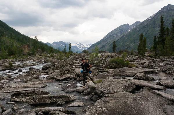 Excursionista Ascendiendo Una Montaña Turista Con Una Gran Mochila Noche — Foto de Stock