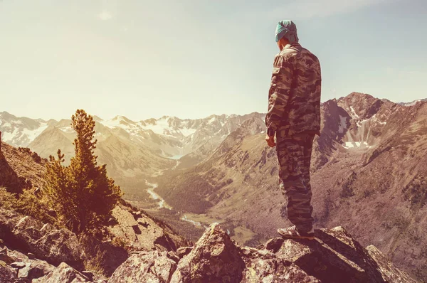 Man Kijkt Verte Met Bergen Klimmen Naar Top — Stockfoto