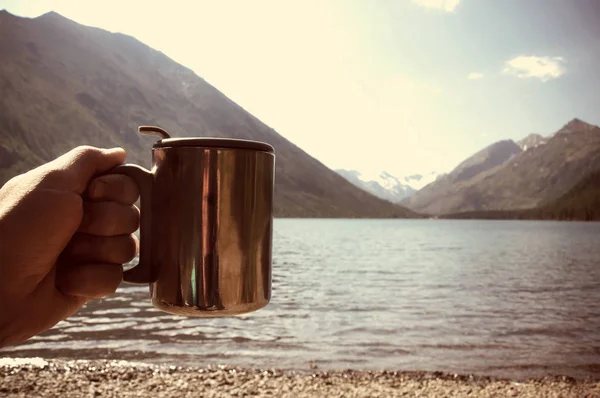 Tasse Mit Freiheit Oder Erfrischendem Tee Der Hand Eines Touristen — Stockfoto