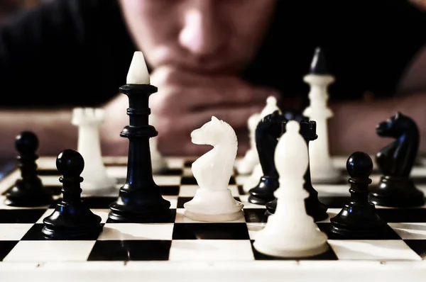 Mann Der Darüber Nachdenkt Wie Man Schach Spielt Konzept Strategie — Stockfoto