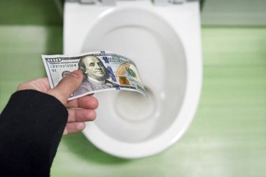 para, kaybı, işe yaramaz, büyük su ücreti, 100 dolar faturaları anlamsız atık kavramı bir tuvalet kase içine atıp sifonu çektim. para, para kaybetme kaybı