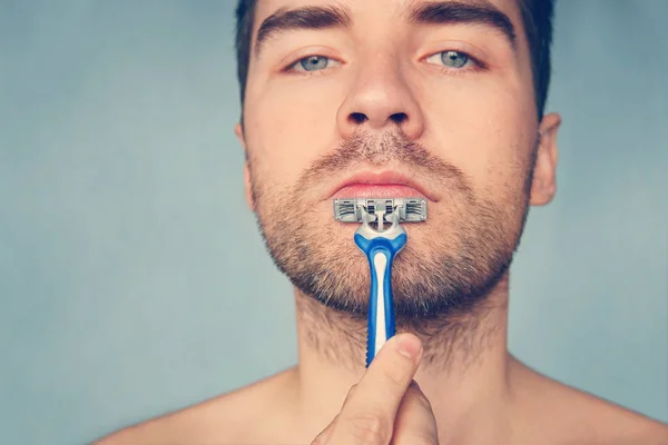 Concetto Bellezza Sanità Uomo Con Setole Sfondo Blu Mento Barba — Foto Stock
