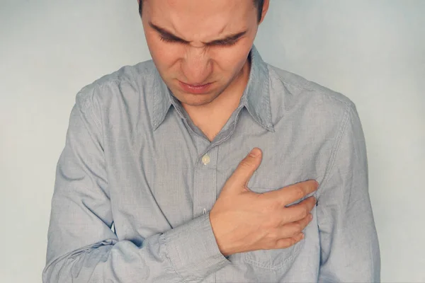 Άνθρωπος Που Έχει Πόνο Στην Καρδιά Κρατώντας Χέρι Στο Στήθος — Φωτογραφία Αρχείου