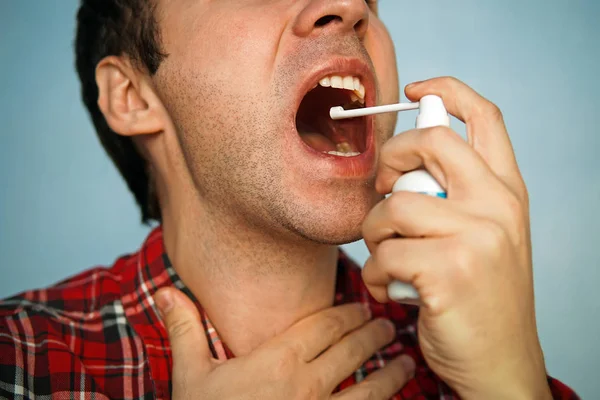 Alergias Dolor Garganta Concepto Joven Enfermo Usando Spray Dolor Garganta — Foto de Stock