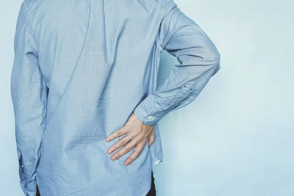 Un hombre sostiene el hígado . —  Fotos de Stock