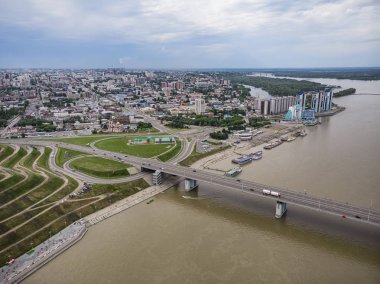 Barnaul, Rusya Federasyonu. Barnaul açıklaması şehrin girişinde. Highland Park ve yeni bir dolgu olduğu yaz aylarında üstten görünüm
