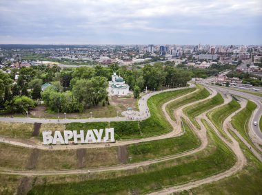 Barnaul, Rusya Federasyonu. Rus Barnaul açıklamasında şehrin girişinde. Highland Park ve yeni bir dolgu olduğu yaz aylarında üstten görünüm