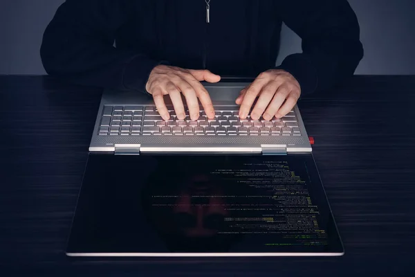 Hacker Met Behulp Van Laptop Veel Van Cijfers Het Computerscherm — Stockfoto