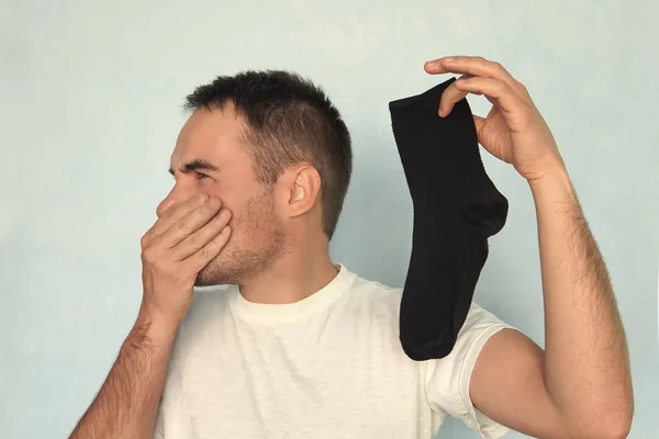 Чоловік Тримає Шкарпетки Поганий Запах Від Носіння Шкарпеток Стебло Смерть — стокове фото