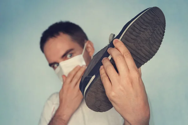 Hombre Con Máscara Está Sosteniendo Sucia Zapato Apestoso Concepto Olor — Foto de Stock
