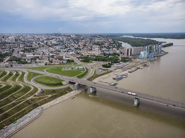 Barnaul, Rusya Federasyonu. Barnaul açıklaması şehrin girişinde. Highland Park ve yeni bir dolgu olduğu yaz aylarında üstten görünüm