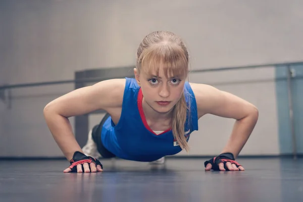 Joven Mujer Fitness Haciendo Flexiones Atleta Con Pelo Blanco Soporte — Foto de Stock