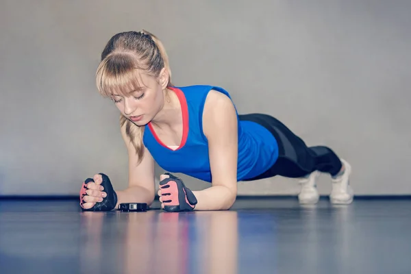 Una Chica Con Pelo Blanco Pie Sus Manos Entrenamiento Resistencia — Foto de Stock