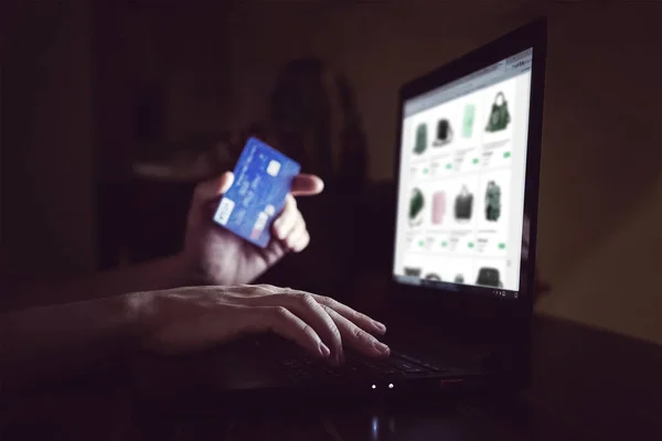 Junger Mann Hält Kreditkarte Der Hand Und Nutzt Laptop Für — Stockfoto