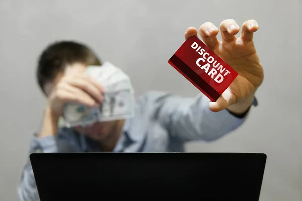 Online Shopping Und Bezahlung Schöner Mann Mit Kreditkarte Und Laptop — Stockfoto