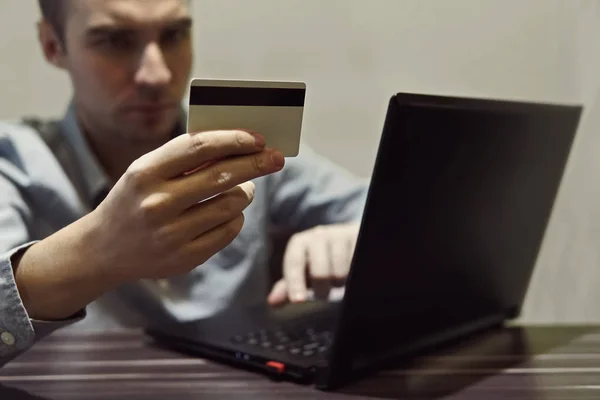 Geschäftsmann Hält Kreditkarte Der Hand Und Benutzt Laptop — Stockfoto