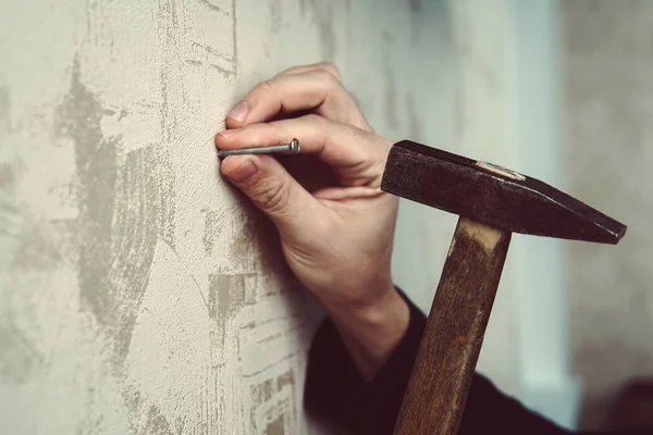 Close Handyman Hammering Nail Board Concept Repair Renovation Guy Hammering — Stock Photo, Image