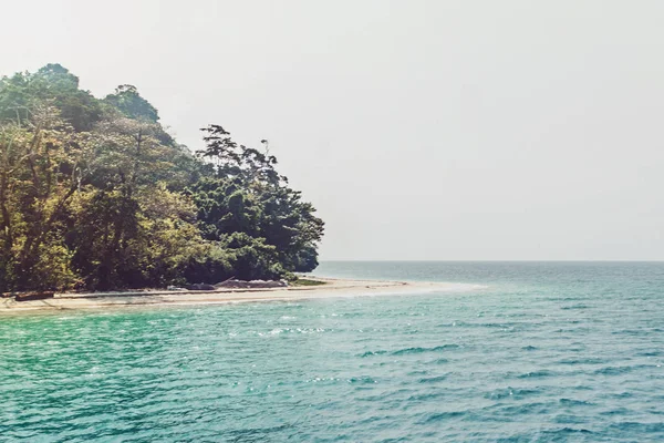 假期的概念背景 热带岛屿和长尾船在海上 海滩上的大灌木丛 安达曼群岛的热带植被 — 图库照片