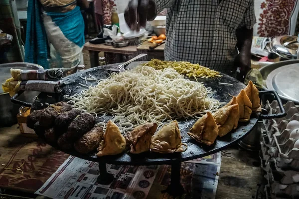 Индийская Уличная Еда Вегетарианской Лапши Человек Жарит Лапшу Улице Гоа — стоковое фото