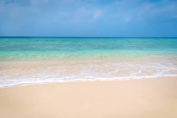 Sea Water Splashing White Sand Beach Summer Season Blue Sky — Stock Photo, Image