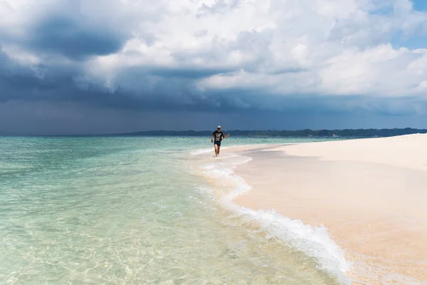 Uomo Che Cammina Sulla Spiaggia Con Acqua Trasparente Dell Oceano — Foto Stock