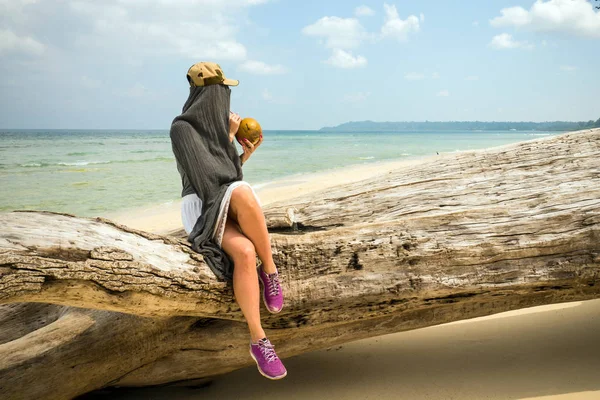 Plaża Profil Dziewczyna Picia Świeżych Kokos Koktajl Tropikalne Morze Dziewczyna — Zdjęcie stockowe