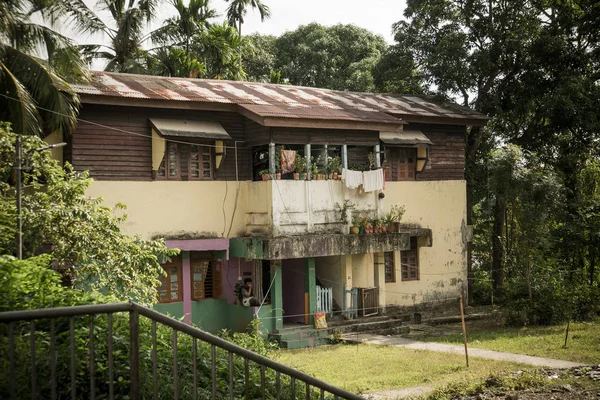 老两层的农家房子 位于印度布莱尔港的两层旧房子 典型的中产阶级住房或印度的穷人 房子周围是棕榈树和植被 — 图库照片
