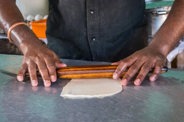 Těsta Pečení Kuchyni Hotové Koláče Pro Pečení Vaření Chef Ruce — Stock fotografie