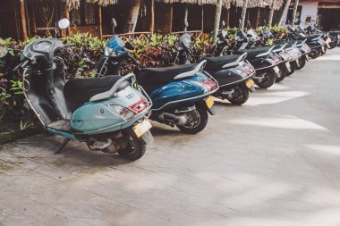 Bir sürü Park arka plan scooter. Motorlu bisikletler sokakta bulunmaktadır. Hindistan. Kiralık Bisiklet