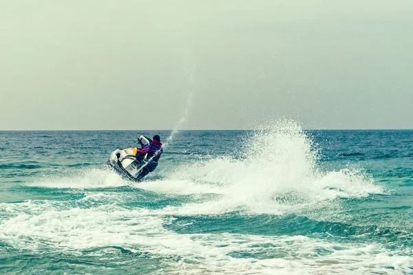 Joven Navegando Por Océano Atlántico Una Moto Acuática Ocio Activo — Foto de Stock