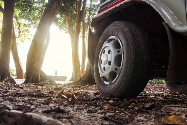 Ruedas Coche Una Carretera Neumático Todoterreno Aire Libre Aventuras Viajes —  Fotos de Stock