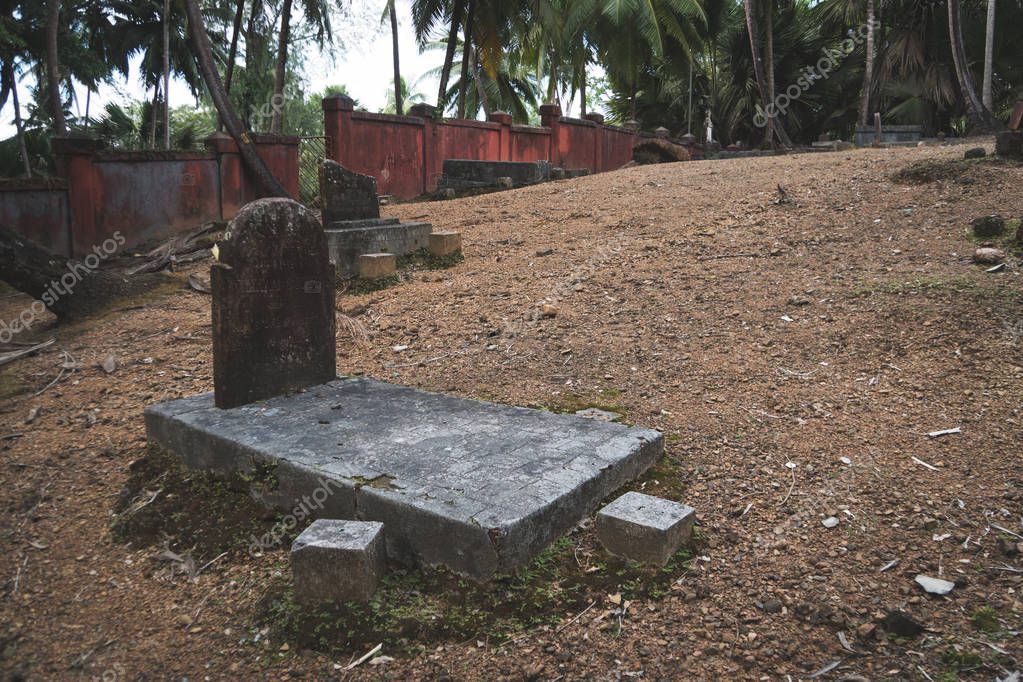 Una antigua tumba en un cementerio abandonado del siglo XIX en las