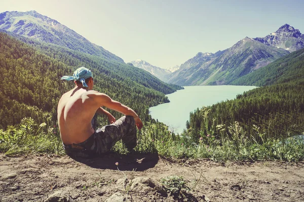 Hombre Tranquilo Sentado Una Roca Vacaciones Mirando Lago Las Montañas — Foto de Stock