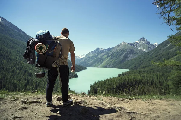 Man Reiziger Met Grote Rugzak Alpinisme Reizen Lifestyle Concept Meer — Stockfoto