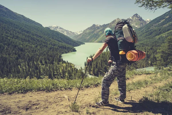 Foto Van Achterkant Toeristische Man Met Wandelstokken Met Zijn Handen — Stockfoto