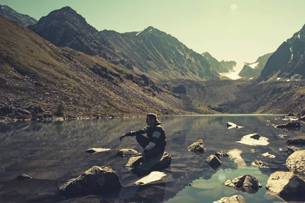 Hombre Tranquilo Sentado Una Roca Vacaciones Mirando Lago Las Montañas — Foto de Stock