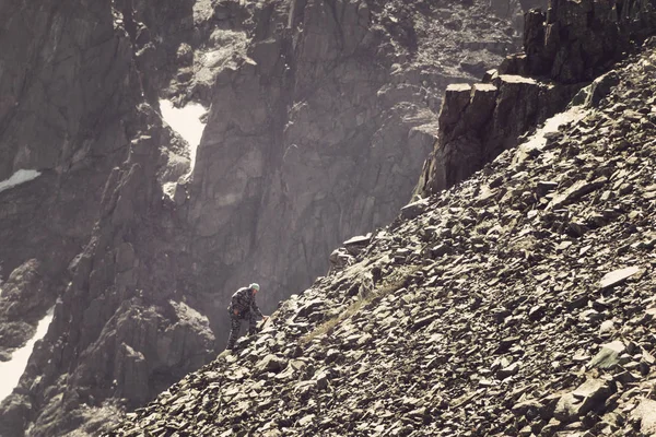 Hombre Escalando Montaña Empinada Buena Imagen Para Aventura Lucha Historia — Foto de Stock