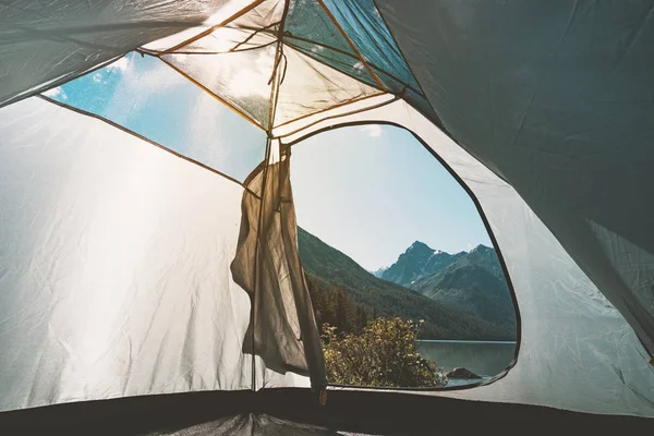 Seeblick aus dem Inneren eines Zeltes. Zelten am See. Sonnenuntergang, Linsenschlag. Catskill-Berge das beliebteste Ziel für landschaftlich reizvolle Fahrten, Radwege, Laub und Naturliebhaber. — Stockfoto