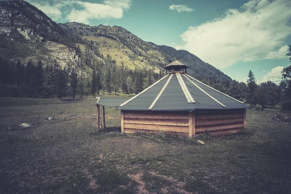 Altai ail in mountains. Russia Siberia. Traditional dwelling of the Altai and the peoples of Mongolia in the mountains — Stock Photo, Image