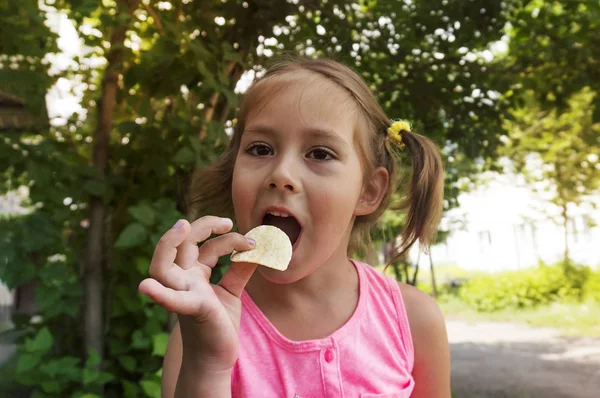 Söt Flicka Kul Utomhus Barnet Sätter Potatis Chips Munnen Dålig — Stockfoto