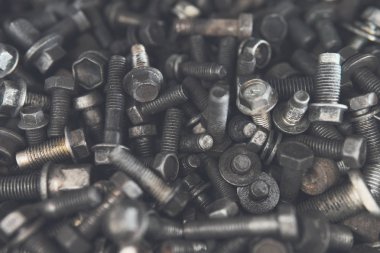 Somun ve civata somun ve civata karışımı karıştırın. bir sürü metal cıvata. renkli fotoğraf.