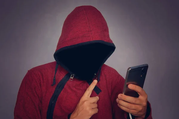 Gezichtloze Onherkenbare Capuchon Persoon Met Behulp Van Mobiele Telefoon Identiteitsdiefstal — Stockfoto